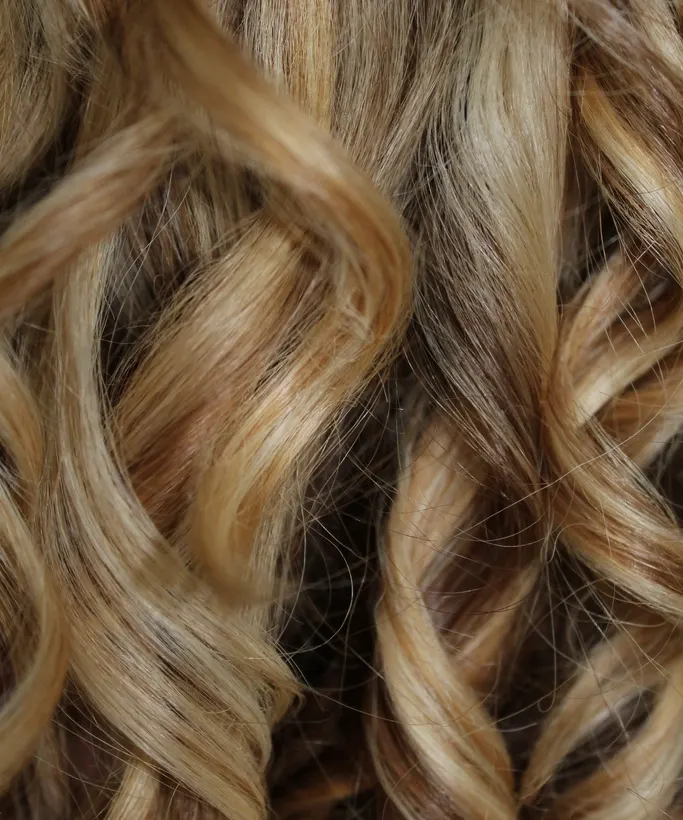 Ondas rubias marcadas con buclera