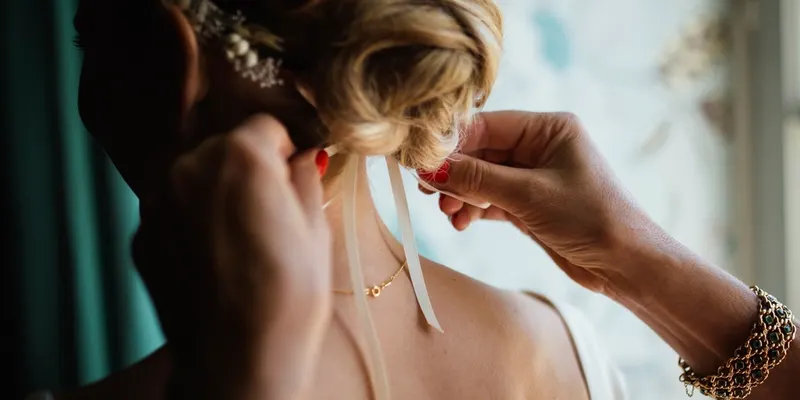 Recogido de novia con cintas de raso