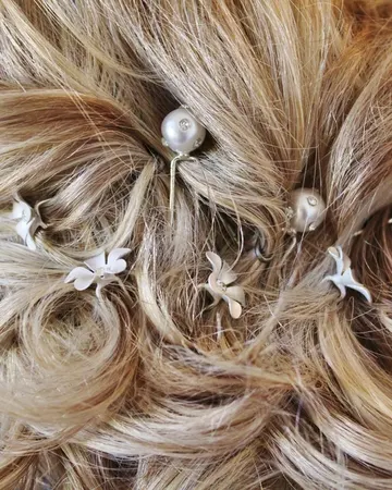 Recogido rubio con perlas y flores pequeñas